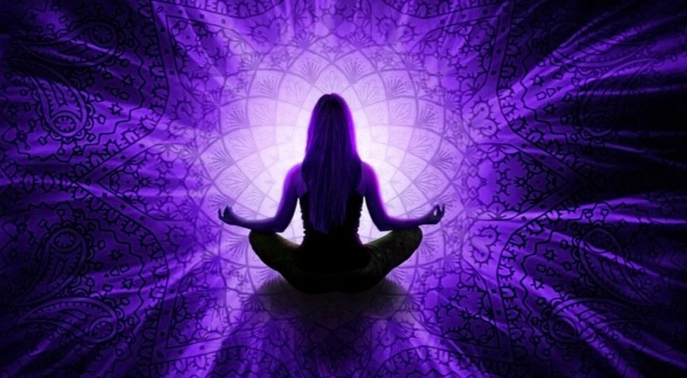 Persona meditando en un espacio tranquilo