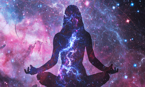 Persona meditando en un entorno tranquilo