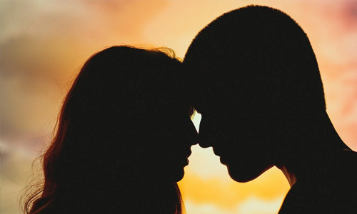 Pareja compartiendo un momento de conexión